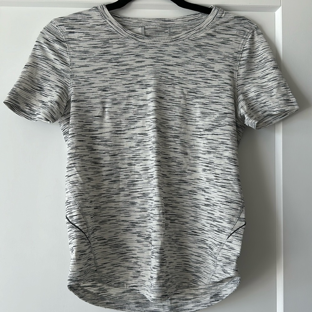 Lululemon tshirt